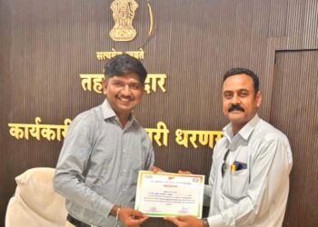 पी.डी.पाटील यांना उत्कृष्ट बीएलओ पुरस्कार !