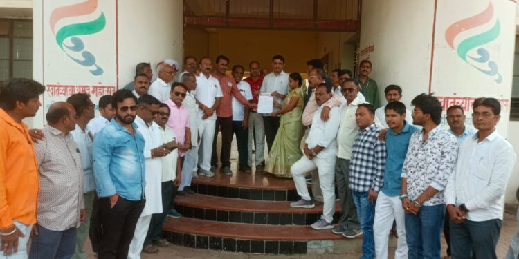 महात्मा फुले यांच्या पुतळ्याची विटंबना करणाऱ्या समाजकंटकावर कारवाई करा !