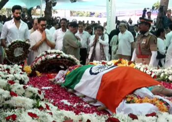 स्वरसम्राज्ञी आशा भोसले यांच्या पार्थिवावर अंत्यसंस्कार