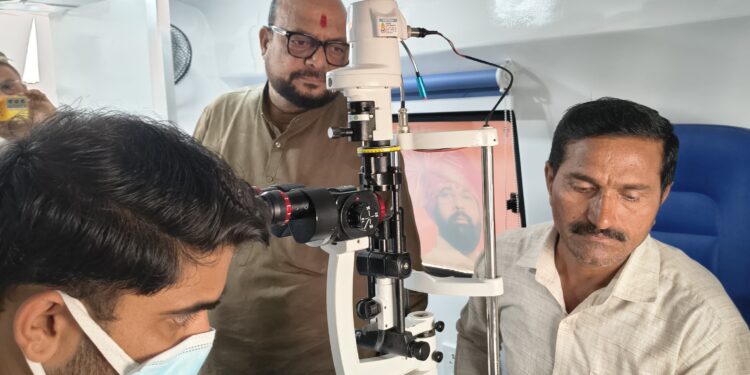 धरणगावात फिरते नेत्रालय उपक्रम: १५० रुग्णांची नेत्र तपासणी
