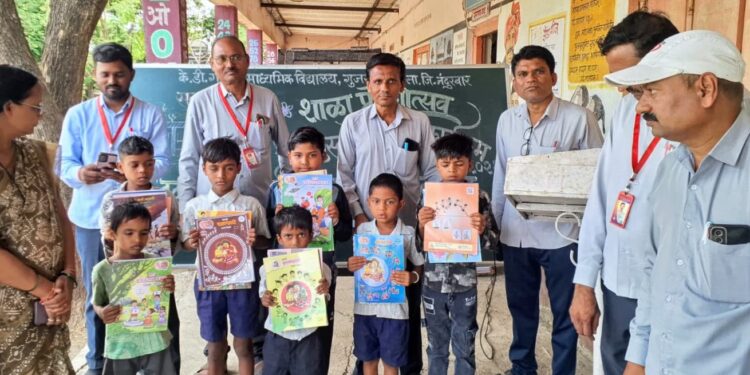 गुजरभवाली येथील गावित विद्यालयात ‘शाळा प्रवेशोत्सव’ मोठ्या उत्साहात !