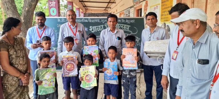 गुजरभवाली येथील गावित विद्यालयात ‘शाळा प्रवेशोत्सव’ मोठ्या उत्साहात !