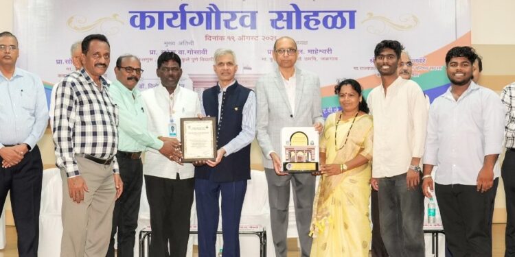 धरणगाव महाविद्यालयाचे कर्मचारी संजय तोडेंचा गौरव