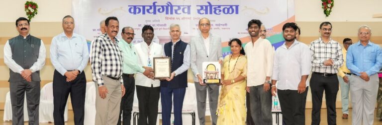 धरणगाव महाविद्यालयाचे कर्मचारी संजय तोडेंचा गौरव