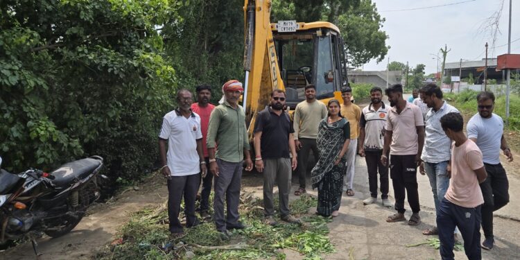 धरणगावात नवरात्रोत्सवाच्या पार्श्वभूमीवर जेसीबीने हटवले रस्त्यालगतचे काटेरी रान…!