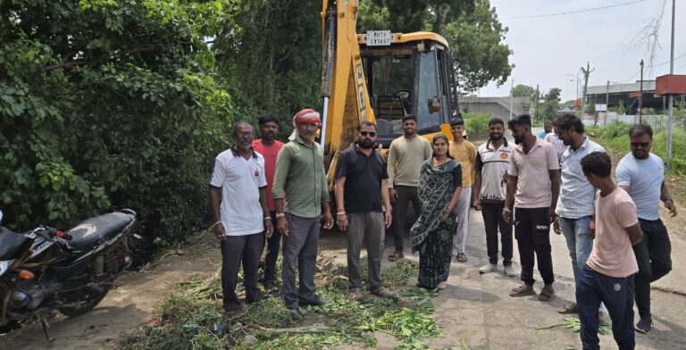 धरणगावात नवरात्रोत्सवाच्या पार्श्वभूमीवर जेसीबीने हटवले रस्त्यालगतचे काटेरी रान…!